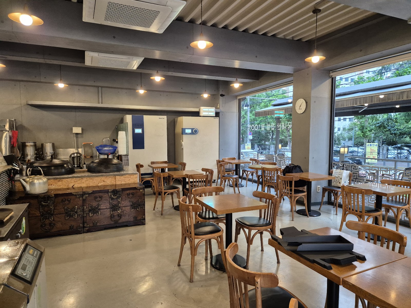 Beyond K-BBQ: Where Seoul Locals Actually Go for Juicy Lamb Skewers and Crispy Guobaorou