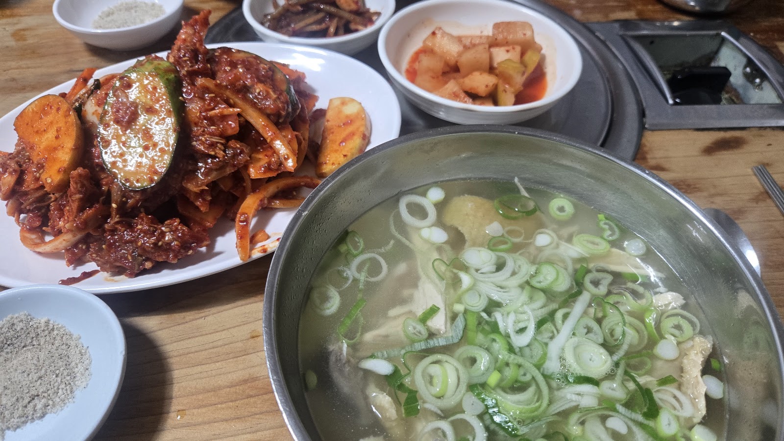 Sung Si-kyung's Seoul Food Playbook: 4 Legendary Spots Featured on 'Meokultende' That Locals Swear By